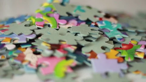 Pouring puzzle pieces from a box Vídeo Stock 76999531