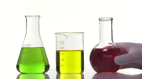Pouring of a red liquid into a yellow liquid beaker Video stock 64287520
