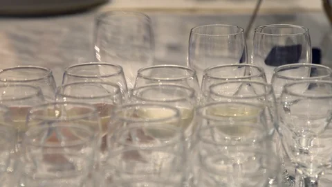 Pouring red wine into glasses. Video stock 95813631