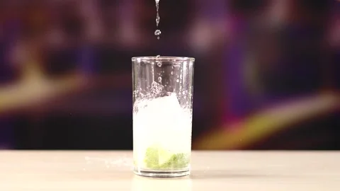 Pouring a Refreshing Mojito Cocktail 库存影片 304848445
