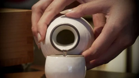 Pouring sake close up Vidéo 103800034