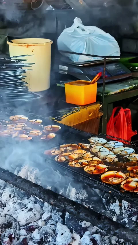 Pouring sauce over the shellfish in bbq of Kedonganan Fish Market Video stock 321099293