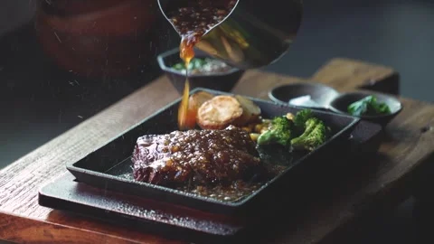 Pouring Sauce over Steak 動画素材 334172339