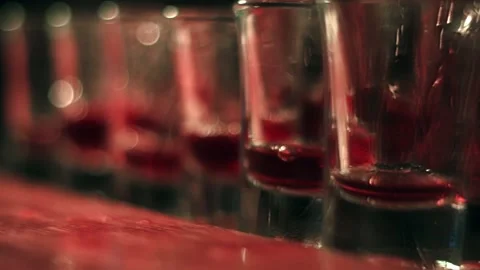 Pouring shots in the bar Vidéo 138371279