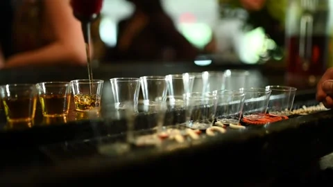Pouring shots at a bar Vídeos de archivo 172226122