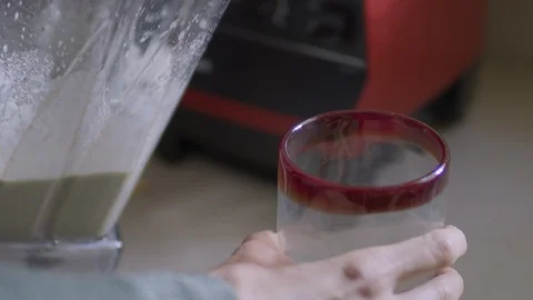 Pouring Smoothie into Cup Vidéo 102402762
