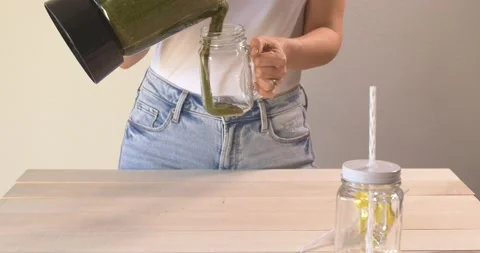 Pouring smoothie Stock Footage 148182431