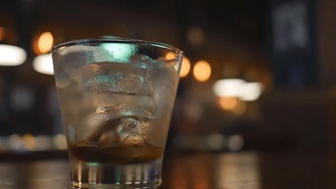 Pouring soft drink into the glass of ice Vidéo 80889572