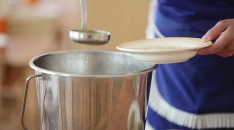 Pouring soup Stock-Footage 40031456