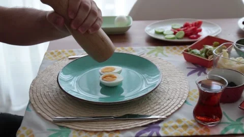 Pouring spices into the egg for breakfast Vídeo Stock 131345575