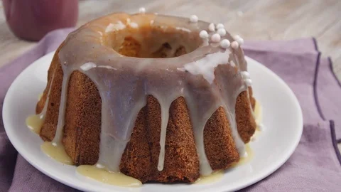 Pouring sprinkles on a cake 스톡 동영상 85430874