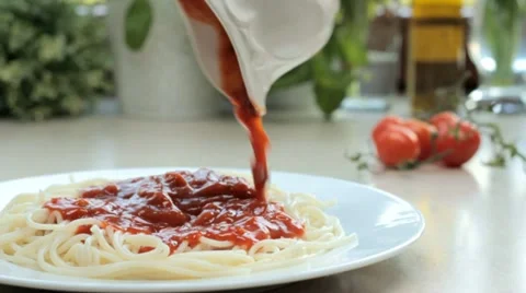 Pouring suce over the pasta - tracking shot Video stock 12733505