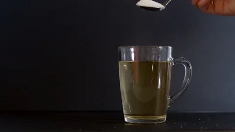 Pouring sugar into a cup of tea Video stock 121321520