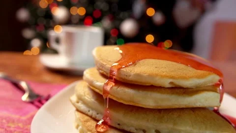 Pouring syrup onto a stack of american style pancakes. Stock-Footage 336589024