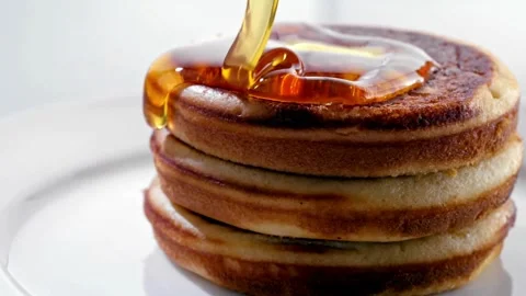 Pouring syrup onto a stack of american style pancakes. Stock-Footage 336589025