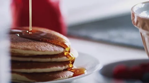 Pouring syrup onto a stack of american style pancakes. Stock-Footage 336589081