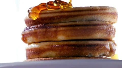 Pouring syrup onto a stack of american style pancakes. Stock-Footage 336589091