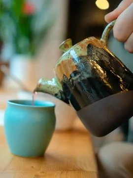 Pouring tea in authentic cafe cup 스톡 사진