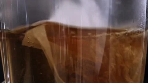 Pouring tea Close-Up Vídeos de archivo 130953150