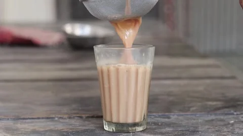 Pouring  tea in cup close-up. Fresh hot  tea Vidéo 327437799