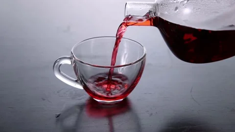 Pouring tea into a cup 動画素材 156757556