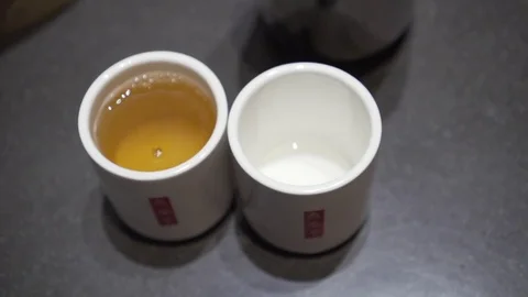 Pouring tea into cup. Slow Motion.  Video stock 78886589