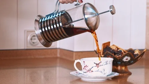 Pouring tea into cup from teapot Stock-Footage 99660144