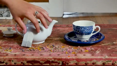 Pouring tea Stock Footage 159477822
