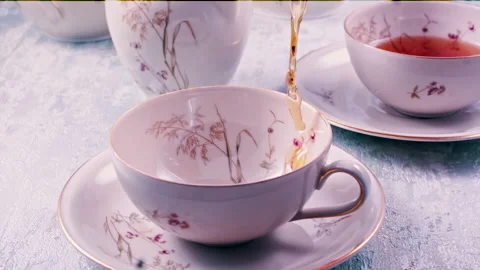 Pouring Tea in Tea Cup on the Table Super slow motion 1000fps 스톡 동영상 130989946