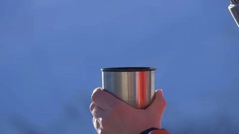 Pouring tea from a thermos Video stock 71833702
