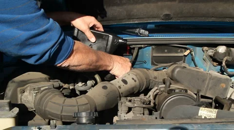 Pouring transmission fluid 動画素材 911408