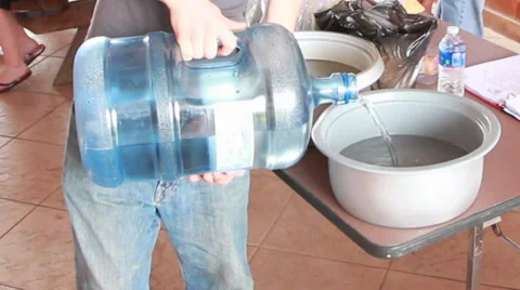 Pouring water Video stock 39106894