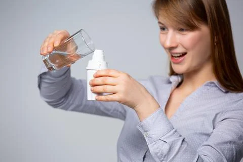 Pouring water from glass into a filter container. Concept of healthy living for Foto stock