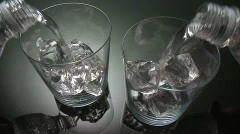POURING WATER INTO TWO GLASSES Vidéo 59005487