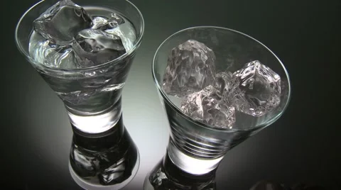 POURING WATER INTO TWO GLASSES Vidéo 59005524