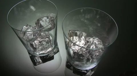 POURING WATER INTO TWO GLASSES Vidéo 59005544