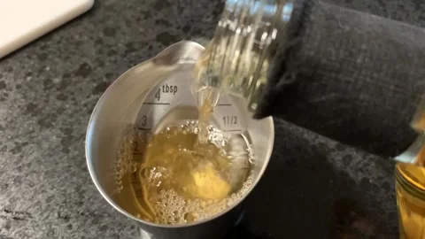 Pouring whisky 스톡 동영상 133528829