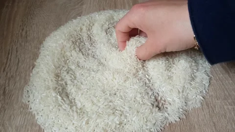 Pouring white rice Vídeo Stock 137907124