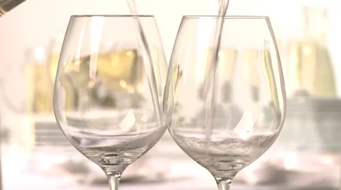 POURING WHITE WINE Vidéo 58961499