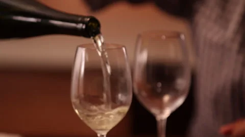 Pouring White Wine 库存影片 62208166