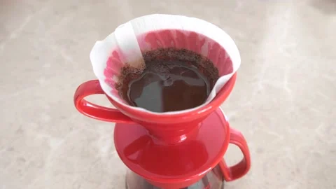Pourover. v60. Making coffee filter. Top view of a red dripper with ground coffe Vídeo Stock 138812605