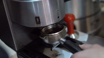 Pours coffee from the grinding machine Vídeo Stock 86065410