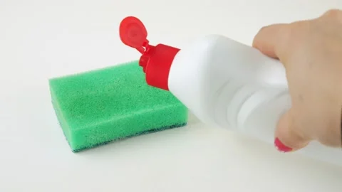 Pours detergent On the sponge.Sponge on a white table. Vídeo Stock 130640868