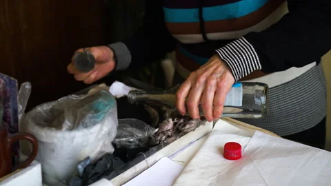 Pours the liquid from the bottle into a container with paint. Dips cotton wool Video stock 195018097