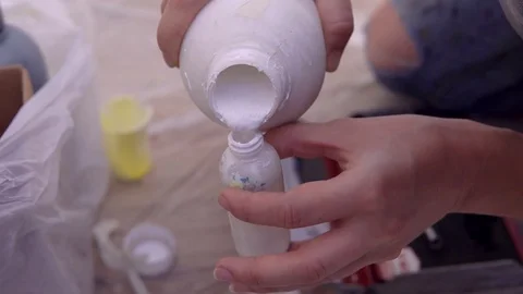 Pours paint into the bottle 動画素材 84817199