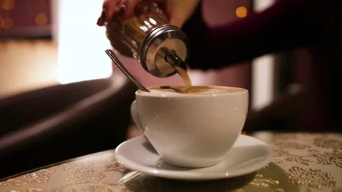 Pours sugar in a mug Video stock 82054481