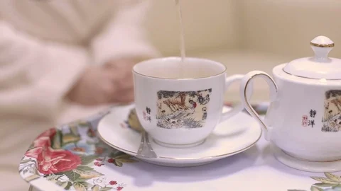 Pours tea in a mug, close-up Stock Footage 81097087