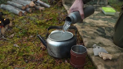Pours water into the kettle from the flask. Видео 297179668