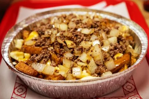 Poutine With Ground Beef and Onion Over Cheese Curds and Gravy Foto stock