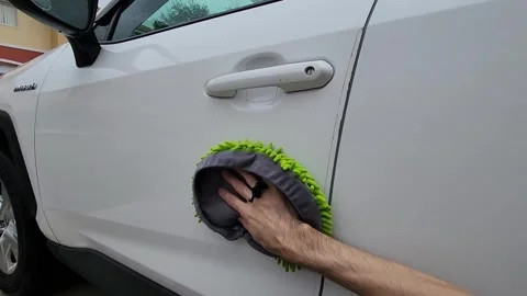 POV Cleaning Car Door with Microfiber Mitt Close Up 库存影片 332394412